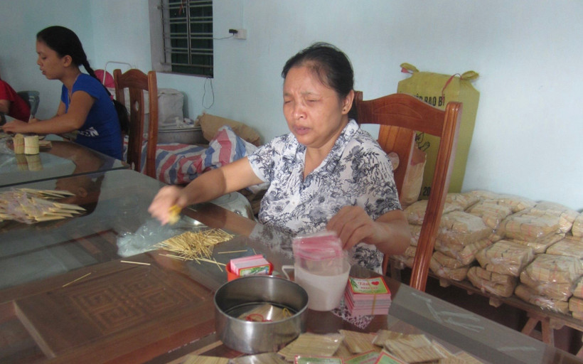 Hội viên nữ làm tăm tre tại cơ sở sản xuất của Hội Người mù huyện Thanh Hà (Hải Dương).