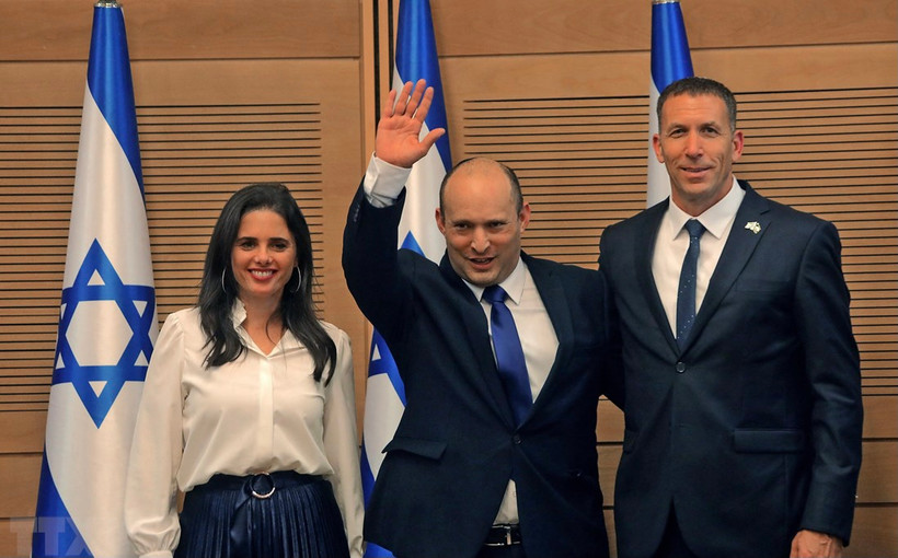 Tân Thủ tướng Israel Naftali Bennett (giữa) trong cuộc họp nội các đầu tiên của Chính phủ mới tại Jerusalem. (Ảnh: AFP/TTXVN)