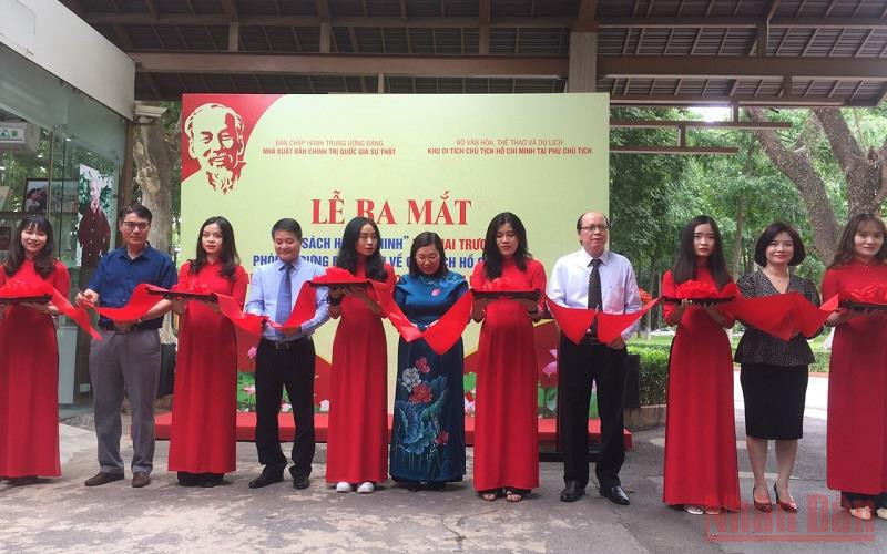 Các đại biểu cắt băng khai trương Phòng trưng bày sách về Chủ tịch Hồ Chí Minh trong Khu di tích Chủ tịch Hồ Chí Minh tại Phủ Chủ tịch. (Ảnh: VĂN TOẢN)