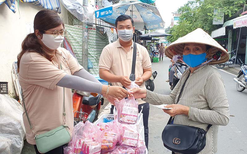 Tạm dừng hoạt động kinh doanh xổ số và giãn cách xã hội khiến người bán vé số dạo gặp nhiều khó khăn.