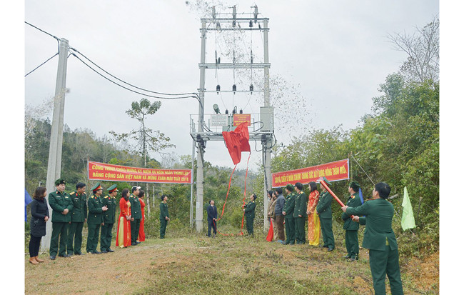 Đoàn KT-QP 338 (Quân khu 1) tổ chức khánh thành công trình đường điện 35 kV và trạm biến áp tại xã Trùng Khánh, huyện Văn Lãng (Lạng Sơn).
