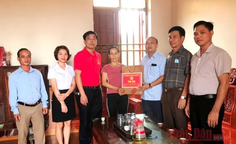 Đại diện Hội nông dân huyện Sơn Động tặng quà cho gia đình người có công tại xã Tuấn Đạo.