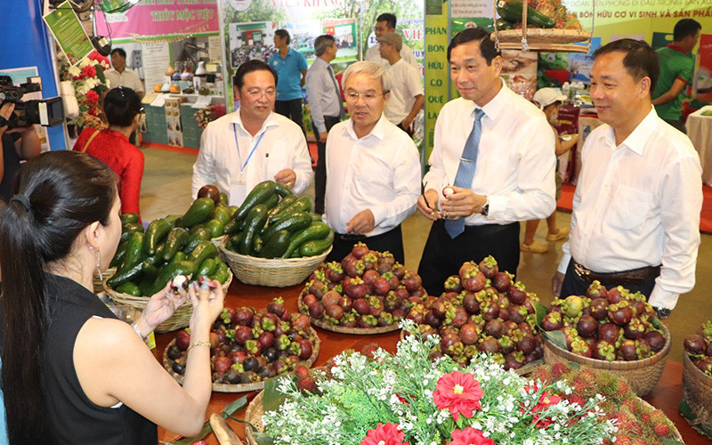 Lãnh đạo tỉnh Đồng Nai và thành phố Long Khánh tham quan gian hàng trưng bày trái cây.