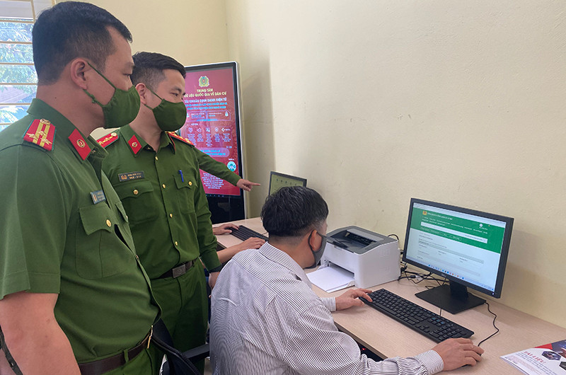 Cán bộ Cục Cảnh sát quản lý hành chính về trật tự xã hội hướng dẫn người dân thực hiện dịch vụ công trực tuyến.