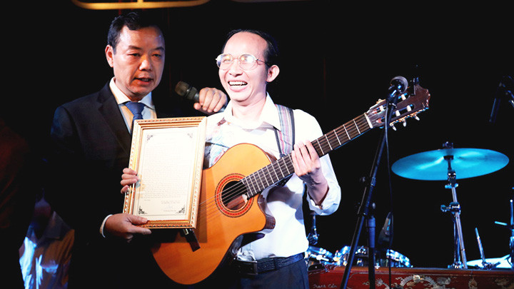 Nghệ sĩ Hà Chương nhận thư cảm ơn của Vụ thư viện cho ca khúc "Khát vọng tâm hồn".