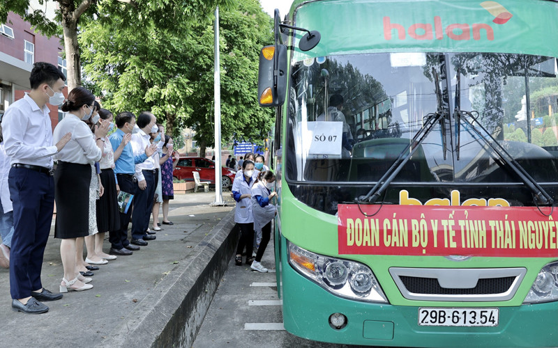 Đoàn lên đường hỗ trợ Hà Nội chống dịch.