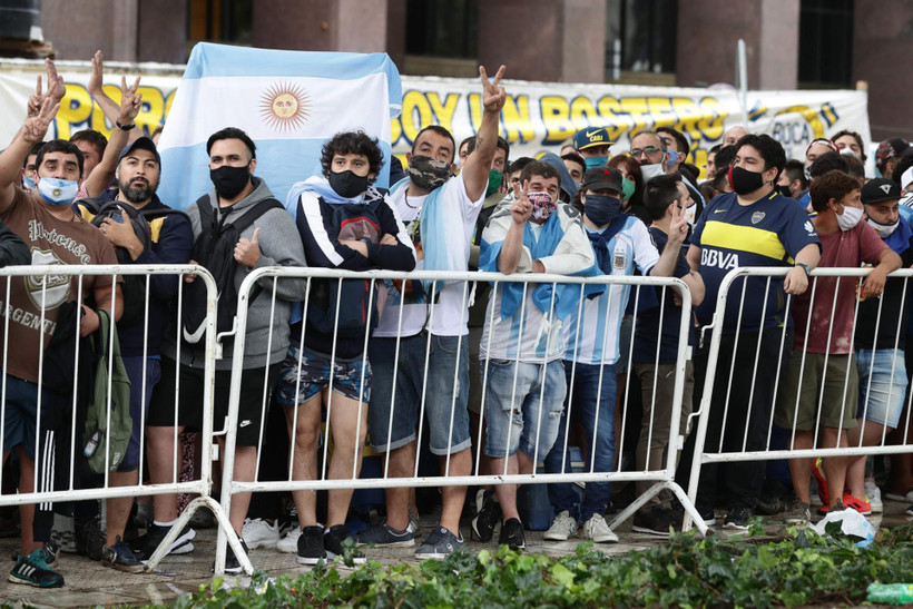 Cảnh sát phải thiết lập rào chắn bởi quá đông cổ động viên đến viếng. (Ảnh: AP)