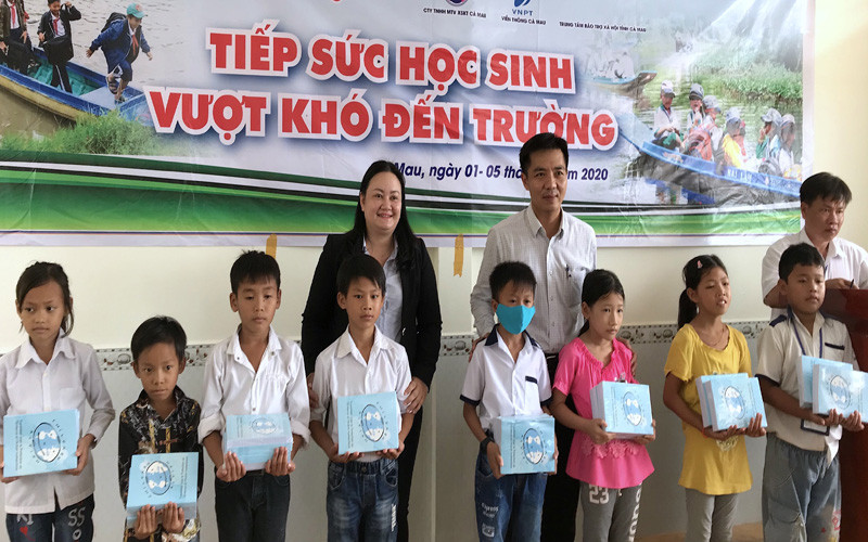 Đơn vị tài trợ trao sách vở, học bổng cho học sinh hiếu học vượt khó xã Đông Hưng.