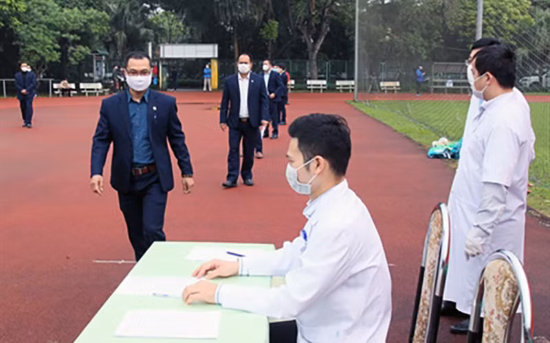 Kiểm soát phòng, chống dịch Covid-19 tại Trung tâm Huấn luyện thể thao quốc gia Hà Nội. Ảnh: Y TRANG 