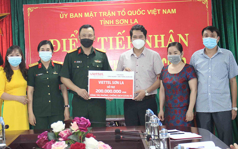 Đại diện Viettel Sơn La trao 200 triệu đồng ủng hộ công tác phòng, chống dịch Covid-19 tại Sơn La.
