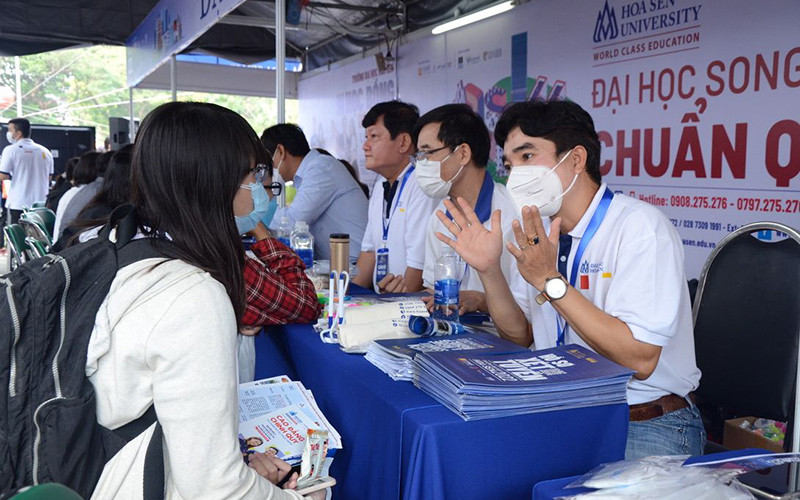 Học sinh nghe tư vấn nghề nghiệp mùa tuyển sinh năm 2022.