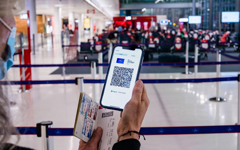 Hộ chiếu vaccine điện tử được cấp cho người dân, hiển thị qua ứng dụng PC-Covid. Ảnh: EEAS