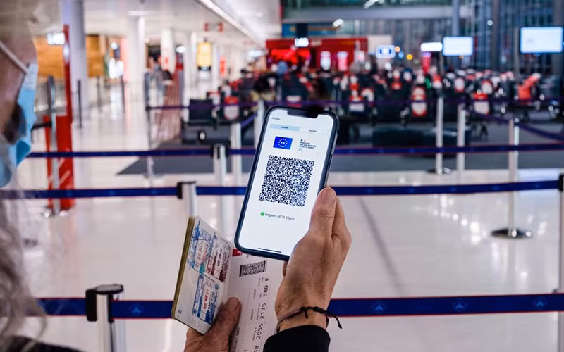Hộ chiếu vaccine điện tử được cấp cho người dân, hiển thị qua ứng dụng PC-Covid. Ảnh: EEAS