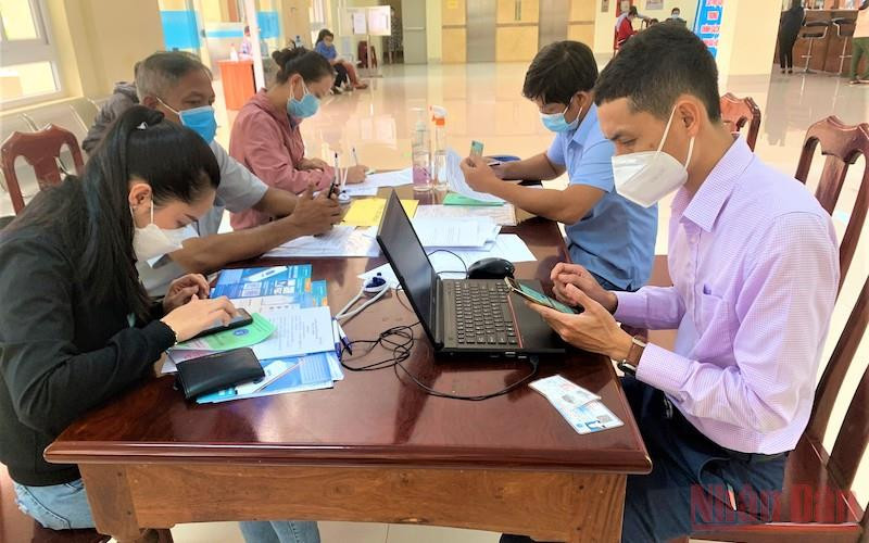 Người lao động đến làm các thủ tục để được hỗ trợ từ bảo hiểm thất nghiệp tại Bảo Hiểm xã hội tỉnh Đắk Lắk.