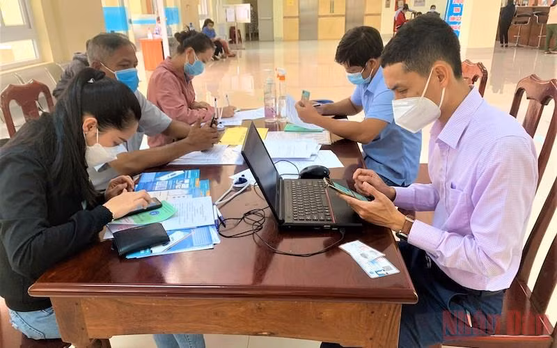 Người lao động đến làm các thủ tục để được hỗ trợ từ bảo hiểm thất nghiệp tại Bảo Hiểm xã hội tỉnh Đắk Lắk.