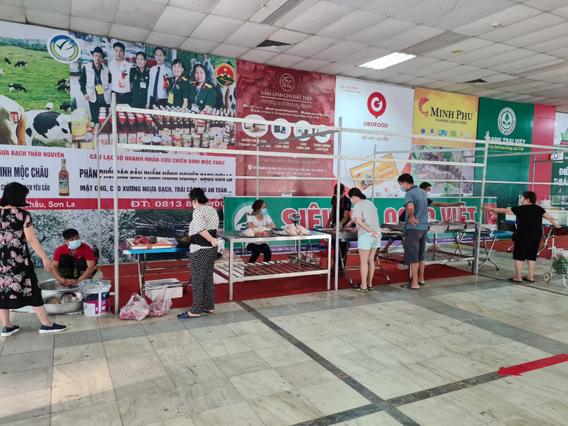 Điểm bán hàng được bố trí bảo đảm khoảng cách.