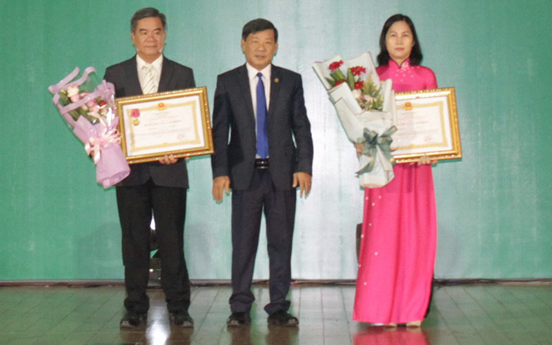 Chủ tịch UBND thị xã Tân Uyên Đoàn Hồng Tươi (bên trái). 