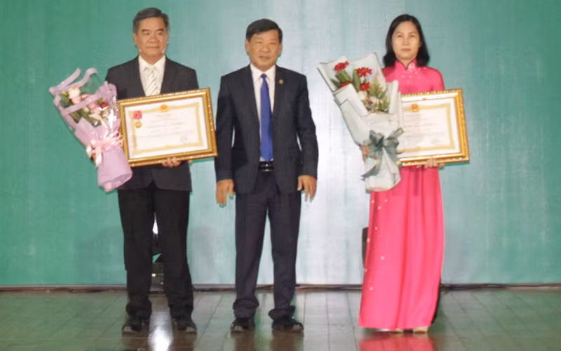 Chủ tịch UBND thị xã Tân Uyên Đoàn Hồng Tươi (bên trái). 