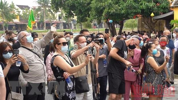 Du khách quốc tế du lịch Việt Nam với hộ chiếu vaccine. (Ảnh: Đoàn Hữu Trung/TTXVN)