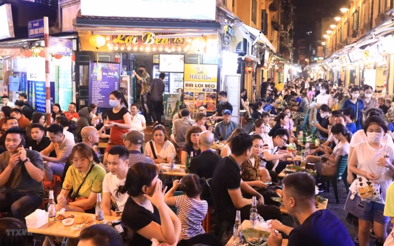 Cảnh đông đúc đã quay trở lại tại ngã tư phố Tạ Hiện, Lương Ngọc Quyến sau một thời gian dài đóng cửa vì dịch Covid-19. (Ảnh: Hoàng Hiếu/TTXVN)