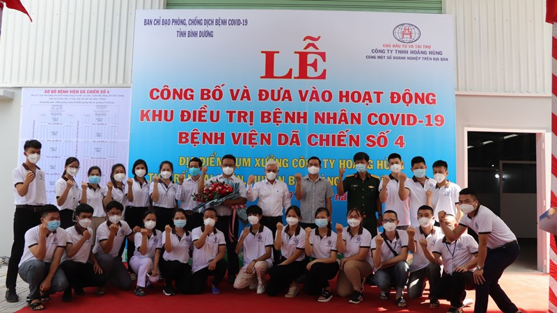 Cán bộ, y bác sĩ, điều dưỡng Bệnh viện dã chiến Bình Dương số 4 chụp hình với lãnh đạo tỉnh Bình Dương.