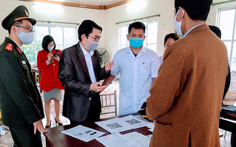 Hướng dẫn khai báo y tế điện tử tại chốt kiểm soát y tế cầu Nghìn (huyện Vĩnh Bảo, Hải Phòng).