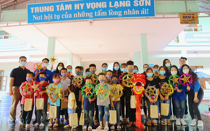 Các tình nguyện viên chụp ảnh cùng các em nhỏ tại Trung tâm Hy Vọng. 