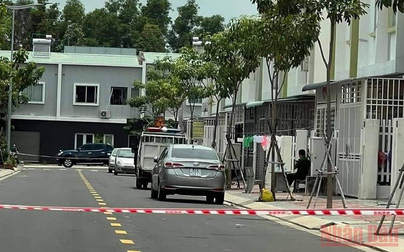 Lực lượng chức năng phong tỏa 2 khu vực nơi nạn nhân và đối tượng trong vụ án tử vong để điều tra.