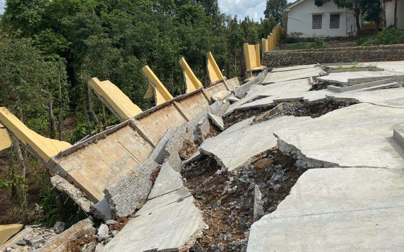 Hiện trường công trình nâng cấp Trường THPT Quang Trung, huyện Đắk Mil, Đắk Nông bị sụp lún, sạt lở.