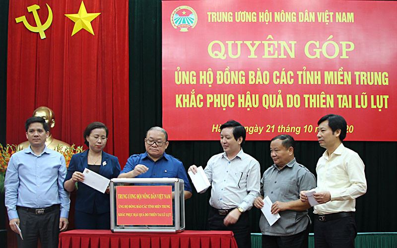 Tập thể Ban Thường vụ T.Ư Hội Nông dân Việt Nam tham gia quyên góp ủng hộ đồng bào miền trung tại chương trình.