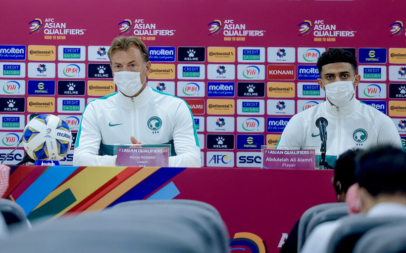 Huấn luyện viên Herve Renard (trái) và cầu thủ Abdulelah Alamri tại họp báo trước trận đấu. (Ảnh: Liên đoàn Bóng đá Saudi Arabia)