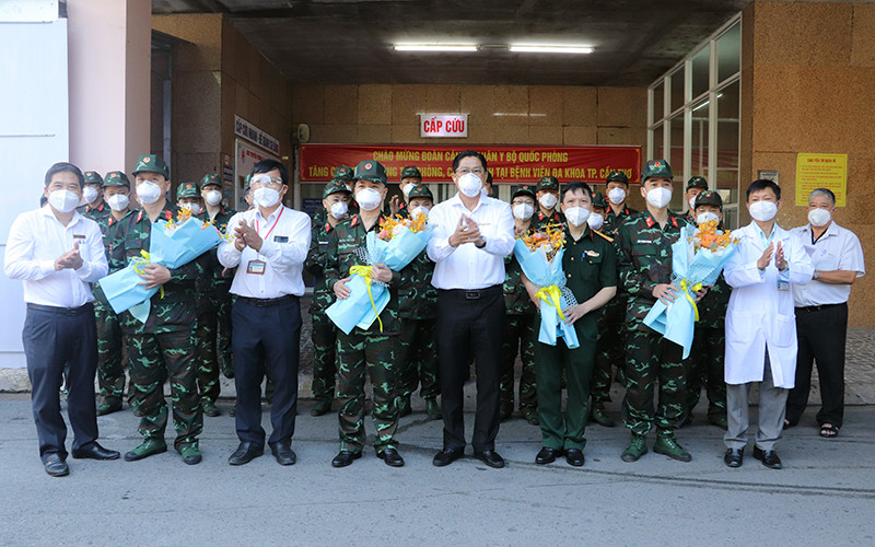 Bệnh viện Đa khoa TP Cần Thơ đón đoàn cán bộ, chiến sĩ Bênh viện Quân y 354 hỗ trợ điều trị bệnh nhân Covid-19.