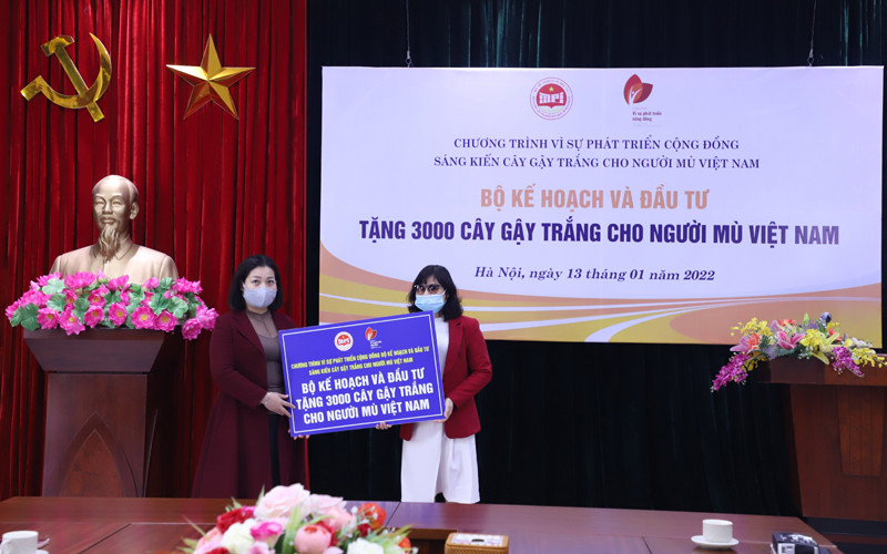 Chủ tịch Công đoàn Bộ Kế hoạch và Đầu tư Lê Thị Tường Thu trao quà cho Hội Người mù Việt Nam. 