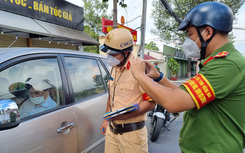 Lực lượng chức năng yêu cầu ông Chính xuống xe làm việc.