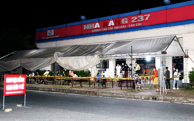 Nới lỏng quy định kiểm soát dịch tại điểm cuối cao tốc Nội Bài - Lào Cai vào thành phố Lào Cai.