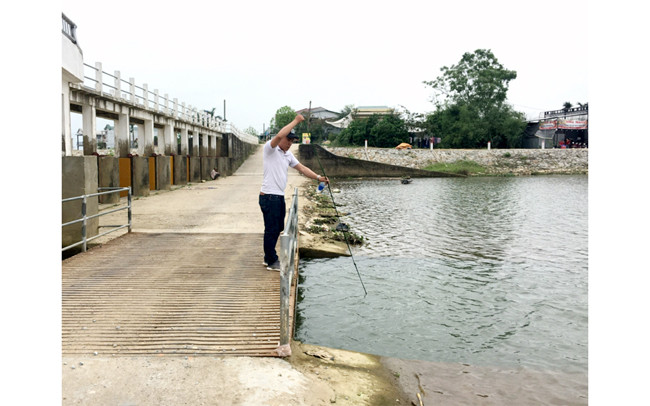 Lấy mẫu quan trắc chất lượng nước trên hệ thống thủy lợi Tả Trạch, tỉnh Thừa Thiên Huế. Ảnh: CTV