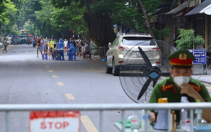 Xét nghiệm cho người dân khu vực quanh Bệnh viện Việt Đức. (Ảnh: TTXVN)