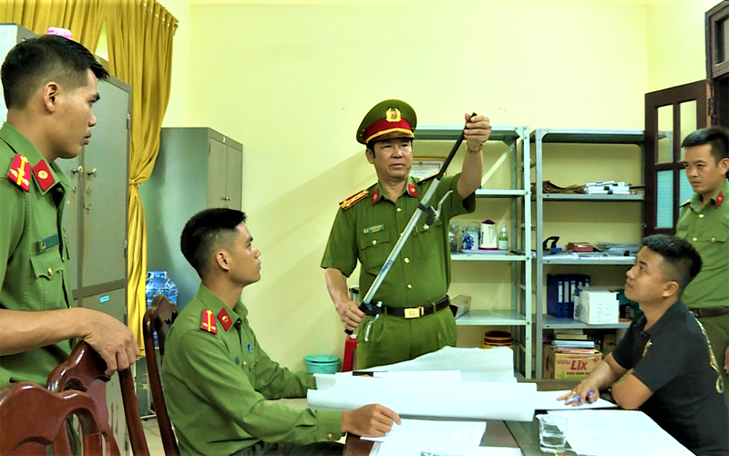 Kiểm tra bên trong gói hàng, Công an phát hiện bên trong chiếc ghi đông của xe đạp là một nòng súng được Doãn Nam đặt mua.