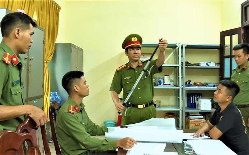 Kiểm tra bên trong gói hàng, Công an phát hiện bên trong chiếc ghi đông của xe đạp là một nòng súng được Doãn Nam đặt mua.