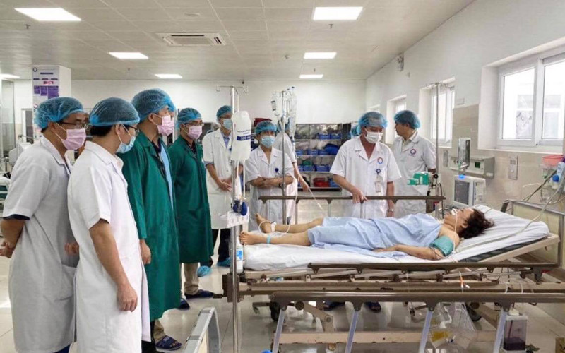 Các bác sĩ BV Việt Đức kịp thời vượt 500 km vào Quảng Bình, cấp cứu cho những ca bệnh nặng.