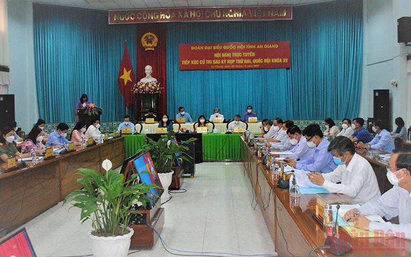 Quảng cảnh buổi tiếp xúc cử tri.