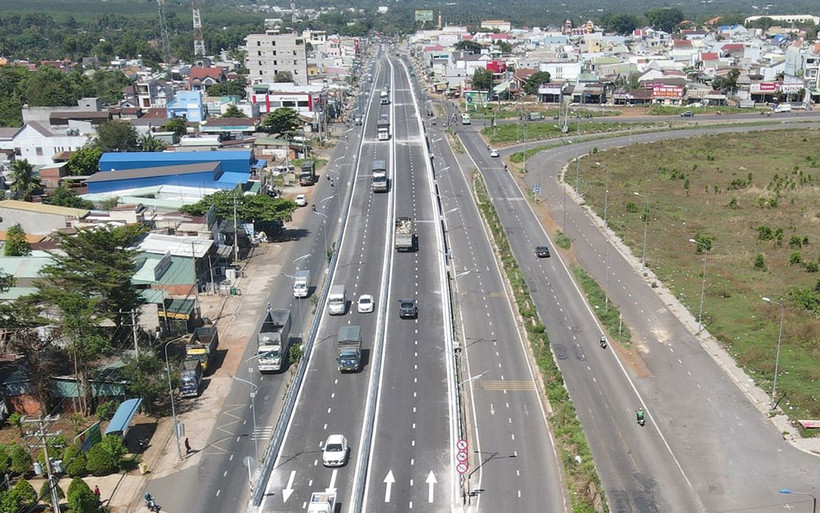 Cầu vượt Dầu Giây thông xe nhìn từ trên cao.