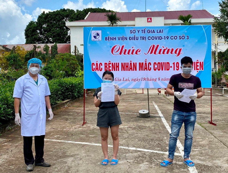 Trao giấy ra viện cho 2 công dân được điều trị khỏi bệnh, ngày 19/8.