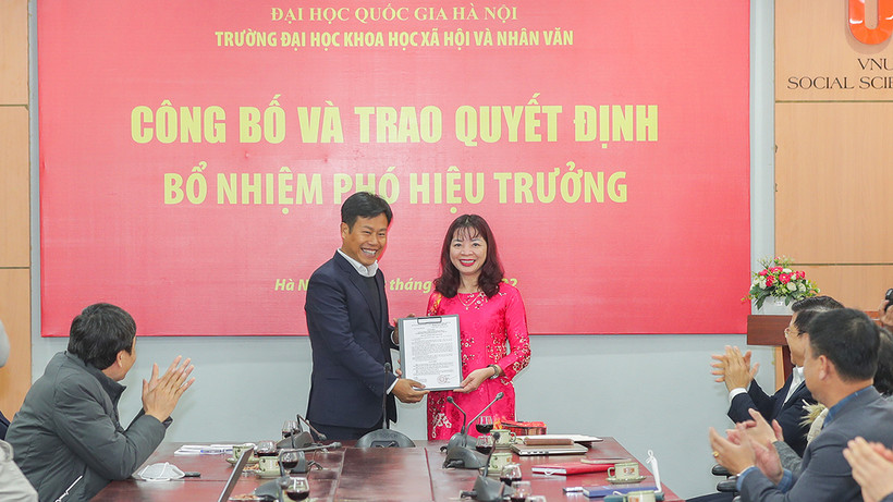 Giám đốc Đại học Quốc gia Hà Nội Lê Quân trao Quyết định bổ nhiệm cho PGS, TS Đặng Thị Thu Hương. (Ảnh: USSH)