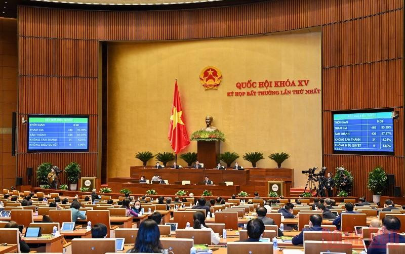 Lần đầu tiên Quốc hội thông qua “1 luật sửa nhiều luật”. (Ảnh: LINH KHOA)