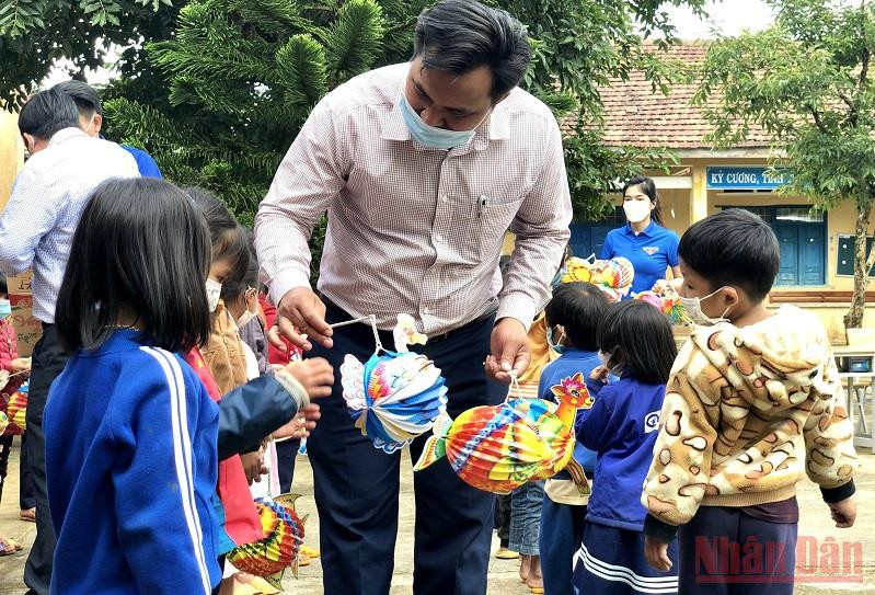 Tỉnh đoàn Kon Tum trao quà Trung thu cho các em thiếu nhi có hoàn cảnh khó khăn, vùng dân tộc thiểu số xã Đăk Dục, huyện Ngọc Hồi.