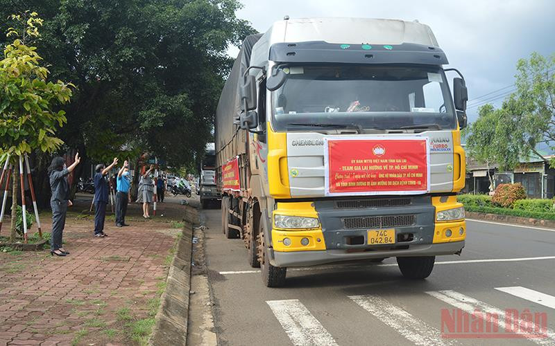 Các chuyến xe chở hàng xuất phát vào các tỉnh phía nam. 