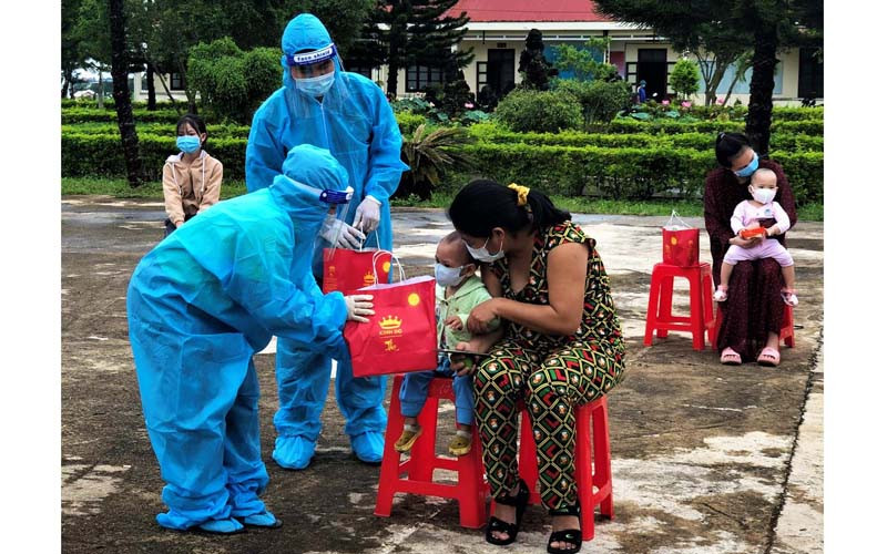 Tặng quà cho các em thiếu nhi tại khu cách ly Trung đoàn Bộ binh 991.