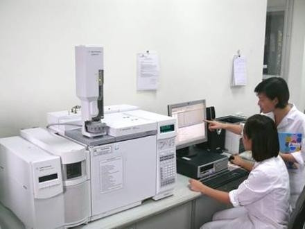 Cán bộ Viện Kiểm nghiệm thuốc T.Ư kiểm tra chất lượng thuốc trên thiết bị phân tích hiện đại.