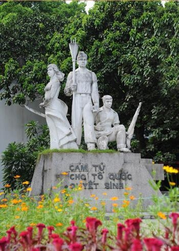 Tượng đài Cảm tử cho Tổ quốc quyết sinh trên phố Ðinh Tiên Hoàng (Hà Nội).